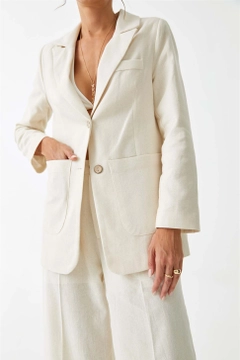 Bir model, Tuba Butik toptan giyim markasının 35966 - Jacket - Ecru toptan Ceket ürününü sergiliyor.