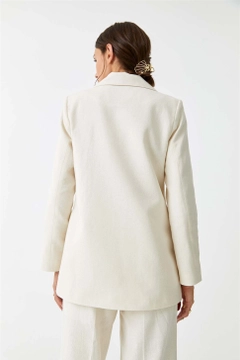 Bir model, Tuba Butik toptan giyim markasının 35966 - Jacket - Ecru toptan Ceket ürününü sergiliyor.