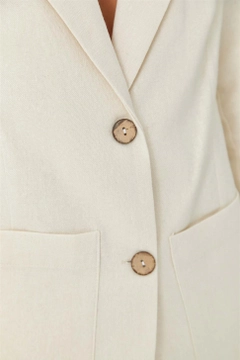Una modella di abbigliamento all'ingrosso indossa 35966 - Jacket - Ecru, vendita all'ingrosso turca di Giacca di Tuba Butik