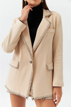 Bir model, Tuba Butik toptan giyim markasının 36429 - Jacket - Cream toptan Ceket ürününü sergiliyor.