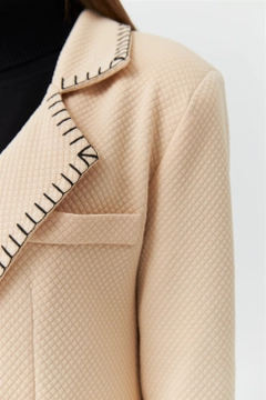 Bir model, Tuba Butik toptan giyim markasının 36429 - Jacket - Cream toptan Ceket ürününü sergiliyor.