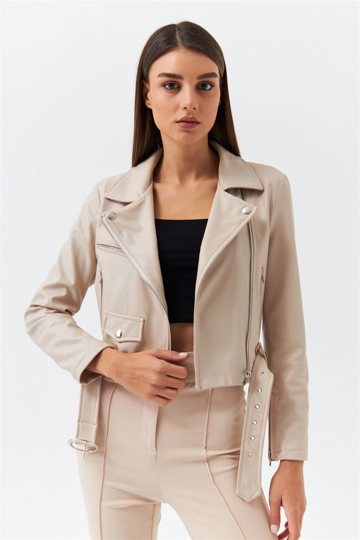 Bir model, Tuba Butik toptan giyim markasının 36434 - Jacket - Stone toptan Ceket ürününü sergiliyor.