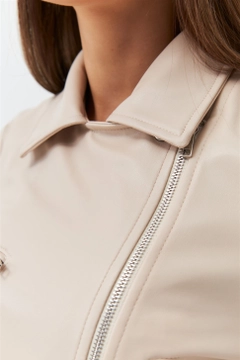 Bir model, Tuba Butik toptan giyim markasının 36434 - Jacket - Stone toptan Ceket ürününü sergiliyor.