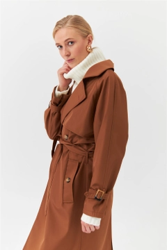 A wholesale clothing model wears 36435 - Trenchcoat - Brown, Turkish wholesale Trenchcoat of Tuba Butik