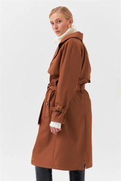 Una modella di abbigliamento all'ingrosso indossa 36435 - Trenchcoat - Brown, vendita all'ingrosso turca di Impermeabile di Tuba Butik