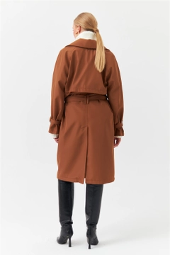 Bir model, Tuba Butik toptan giyim markasının 36435 - Trenchcoat - Brown toptan Trençkot ürününü sergiliyor.