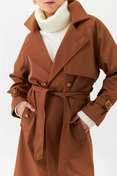 Una modella di abbigliamento all'ingrosso indossa 36435 - Trenchcoat - Brown, vendita all'ingrosso turca di Impermeabile di Tuba Butik
