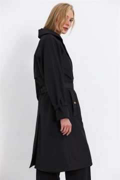 Bir model, Tuba Butik toptan giyim markasının 36436 - Trenchcoat - Black toptan Trençkot ürününü sergiliyor.