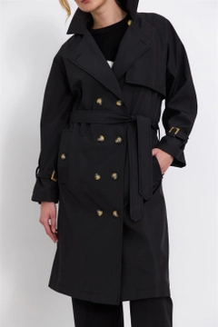 Una modella di abbigliamento all'ingrosso indossa 36436 - Trenchcoat - Black, vendita all'ingrosso turca di Impermeabile di Tuba Butik