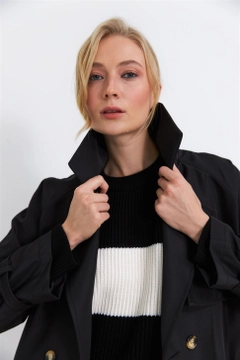 A wholesale clothing model wears 36436 - Trenchcoat - Black, Turkish wholesale Trenchcoat of Tuba Butik
