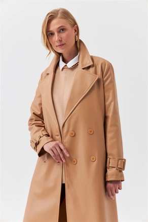 A model wears 36437 - Trenchcoat - Camel, wholesale undefined of Tuba Butik to display at Lonca