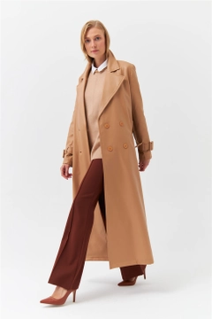 Bir model, Tuba Butik toptan giyim markasının 36437 - Trenchcoat - Camel toptan Trençkot ürününü sergiliyor.