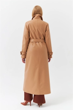 A wholesale clothing model wears 36437 - Trenchcoat - Camel, Turkish wholesale Trenchcoat of Tuba Butik