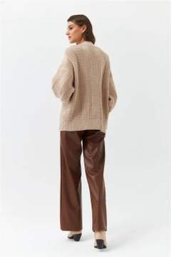 Bir model, Tuba Butik toptan giyim markasının 36464 - Cardigan - Beige toptan Hırka ürününü sergiliyor.