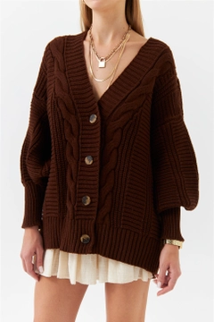 Een kledingmodel uit de groothandel draagt 36466 - Cardigan - Brown, Turkse groothandel Vest van Tuba Butik