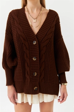 Una modella di abbigliamento all'ingrosso indossa 36466 - Cardigan - Brown, vendita all'ingrosso turca di Cardigan di Tuba Butik