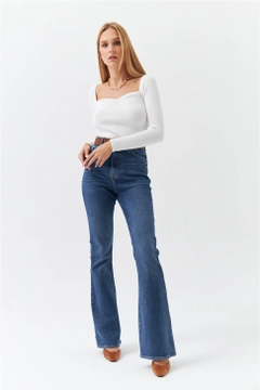 Bir model, Tuba Butik toptan giyim markasının 36487 - Blouse - White toptan Bluz ürününü sergiliyor.