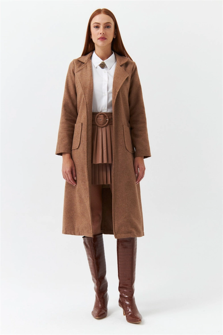 Bir model, Tuba Butik toptan giyim markasının 36565 - Coat - Light Brown toptan Kaban ürününü sergiliyor.