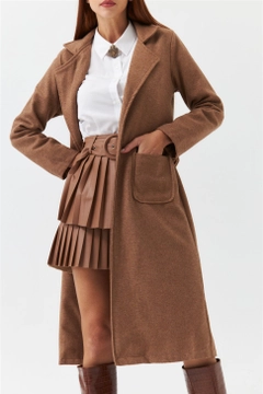 Una modella di abbigliamento all'ingrosso indossa 36565 - Coat - Light Brown, vendita all'ingrosso turca di Cappotto di Tuba Butik