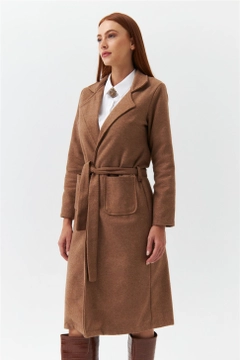 Una modelo de ropa al por mayor lleva 36565 - Coat - Light Brown, Abrigo turco al por mayor de Tuba Butik