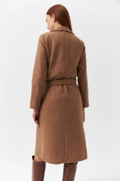 Ein Bekleidungsmodell aus dem Großhandel trägt 36565 - Coat - Light Brown, türkischer Großhandel Mantel von Tuba Butik