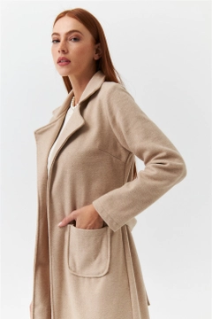Ein Bekleidungsmodell aus dem Großhandel trägt 36566 - Coat - Beige, türkischer Großhandel Mantel von Tuba Butik