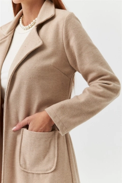 Una modella di abbigliamento all'ingrosso indossa 36566 - Coat - Beige, vendita all'ingrosso turca di Cappotto di Tuba Butik