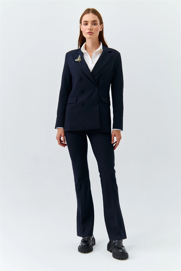 A model wears 36688 - Suit - Navy Blue, wholesale Suit of Tuba Butik to display at Lonca