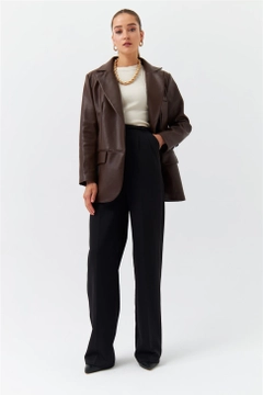 Ein Bekleidungsmodell aus dem Großhandel trägt 36801 - Jacket - Brown, türkischer Großhandel Jacke von Tuba Butik