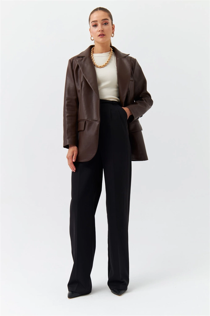 Een kledingmodel uit de groothandel draagt 36801 - Jacket - Brown, Turkse groothandel Jasje van Tuba Butik