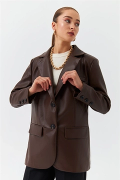Ein Bekleidungsmodell aus dem Großhandel trägt 36801 - Jacket - Brown, türkischer Großhandel Jacke von Tuba Butik