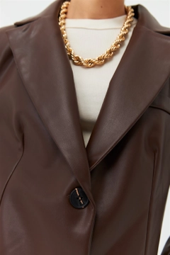 Ένα μοντέλο χονδρικής πώλησης ρούχων φοράει 36801 - Jacket - Brown, τούρκικο Μπουφάν χονδρικής πώλησης από Tuba Butik