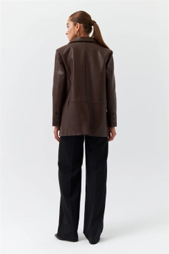 Una modella di abbigliamento all'ingrosso indossa 36801 - Jacket - Brown, vendita all'ingrosso turca di Giacca di Tuba Butik