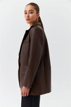 Bir model, Tuba Butik toptan giyim markasının 36801 - Jacket - Brown toptan Ceket ürününü sergiliyor.