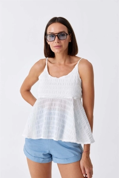 Bir model, Tuba Butik toptan giyim markasının 36039 - Blouse - White toptan Bluz ürününü sergiliyor.