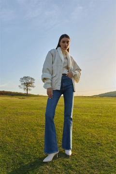 Bir model, Tuba Butik toptan giyim markasının 36147 - Coat - Stone toptan Kaban ürününü sergiliyor.