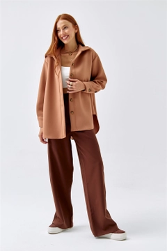 Una modella di abbigliamento all'ingrosso indossa 36150 - Shirt Jacket - Light Brown, vendita all'ingrosso turca di Giacca di Tuba Butik