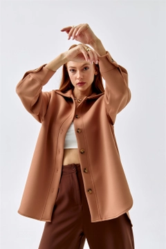 Bir model, Tuba Butik toptan giyim markasının 36150 - Shirt Jacket - Light Brown toptan Ceket ürününü sergiliyor.