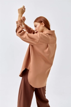 Ein Bekleidungsmodell aus dem Großhandel trägt 36150 - Shirt Jacket - Light Brown, türkischer Großhandel Jacke von Tuba Butik