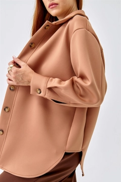 Bir model, Tuba Butik toptan giyim markasının 36150 - Shirt Jacket - Light Brown toptan Ceket ürününü sergiliyor.