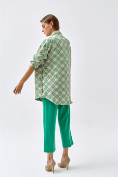 Ein Bekleidungsmodell aus dem Großhandel trägt 36155 - Shirt Jacket - Beige, türkischer Großhandel Jacke von Tuba Butik