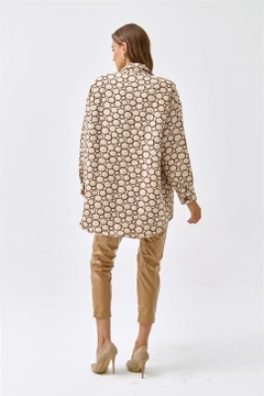 Ein Bekleidungsmodell aus dem Großhandel trägt 36156 - Shirt Jacket - Beige, türkischer Großhandel Jacke von Tuba Butik