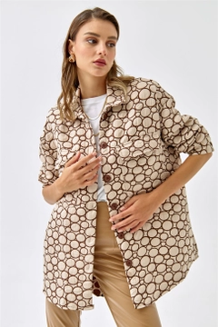 Bir model, Tuba Butik toptan giyim markasının 36156 - Shirt Jacket - Beige toptan Ceket ürününü sergiliyor.