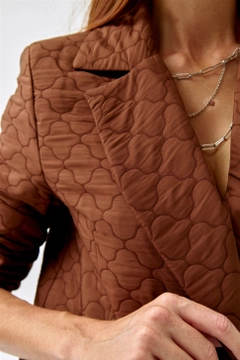 Bir model, Tuba Butik toptan giyim markasının 36157 - Jacket - Brown toptan Ceket ürününü sergiliyor.