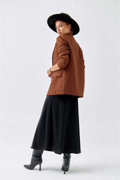 Una modella di abbigliamento all'ingrosso indossa 36157 - Jacket - Brown, vendita all'ingrosso turca di Giacca di Tuba Butik
