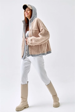 Bir model, Tuba Butik toptan giyim markasının 36165 - Coat - Beige toptan Kaban ürününü sergiliyor.