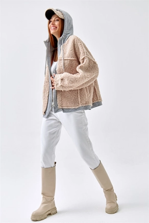 A model wears 36165 - Coat - Beige, wholesale undefined of Tuba Butik to display at Lonca