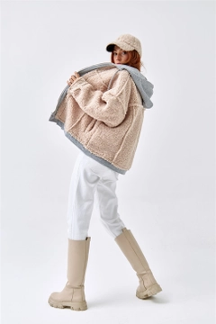Bir model, Tuba Butik toptan giyim markasının 36165 - Coat - Beige toptan Kaban ürününü sergiliyor.