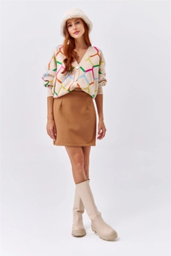 Bir model, Tuba Butik toptan giyim markasının 36216 - Skirt - Light Brown toptan Etek ürününü sergiliyor.