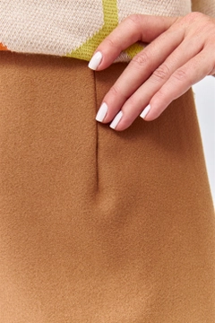 Una modella di abbigliamento all'ingrosso indossa 36216 - Skirt - Light Brown, vendita all'ingrosso turca di Gonna di Tuba Butik
